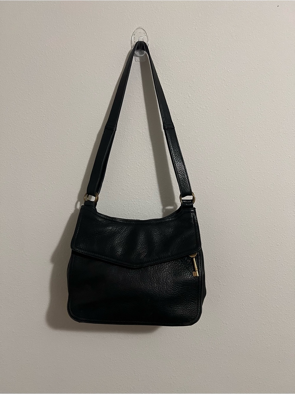Brand: Fossil
Style: Classic Shoulder Bag / Hobo Style (Model 75082)